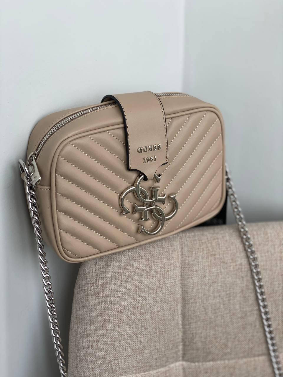 

Женская сумочка Guess mini бежевая, сумка-клатч гесс мокко кожаная с цепочкой премиум качество, Бежевый