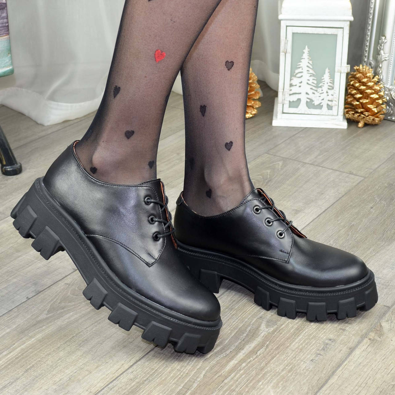 

Кожаные женские туфли на тракторной подошве. Цвет черный