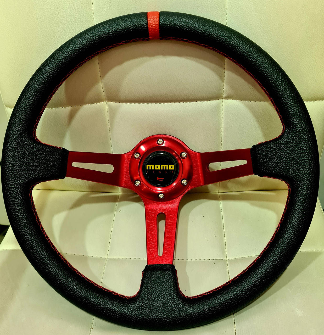 

Руль спортивный MOMO с выносом кожа под 6 болтов! Черный с красной нитью и вставкой, Качество! Спорт руль