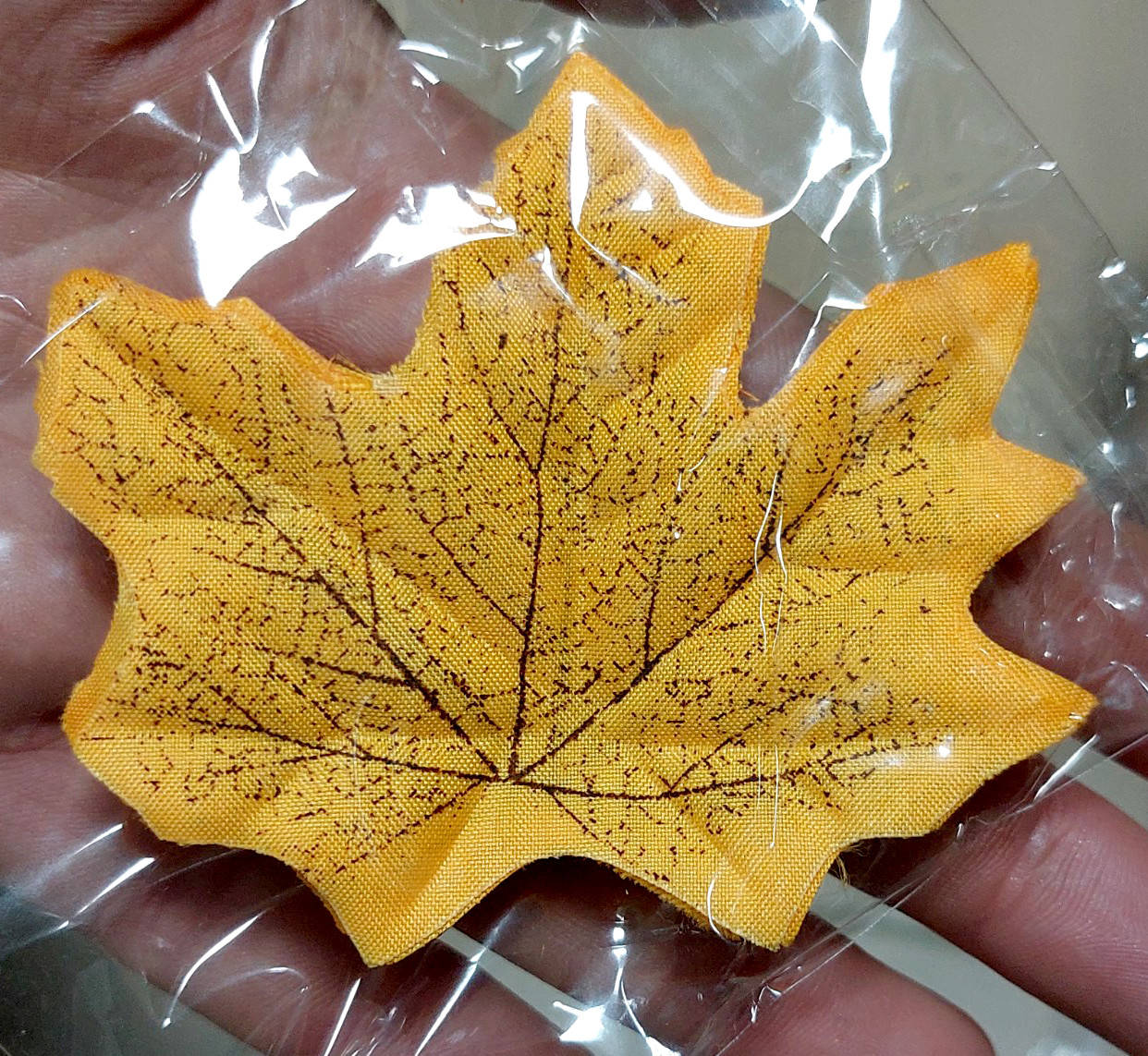 

(48-50шт) Кленовый листочек,декор (пресс) 75х75м Цвет - Желтый, Зелёный