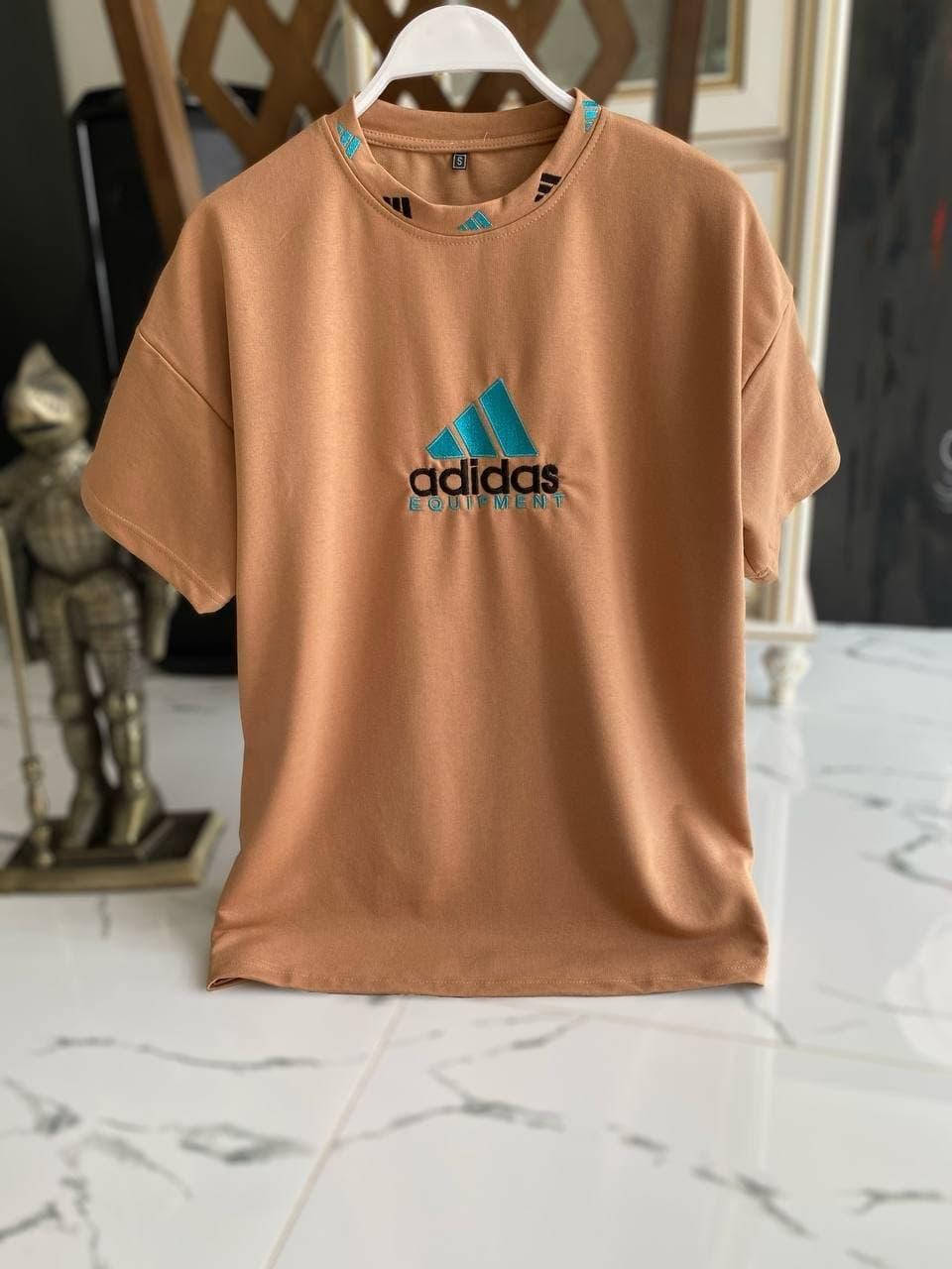 

Мужская футболка oversize Адидас коричневая