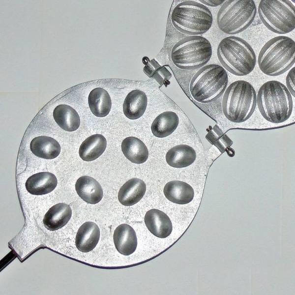 

Форма алюминивая для выпечки Орешки, с ручкой