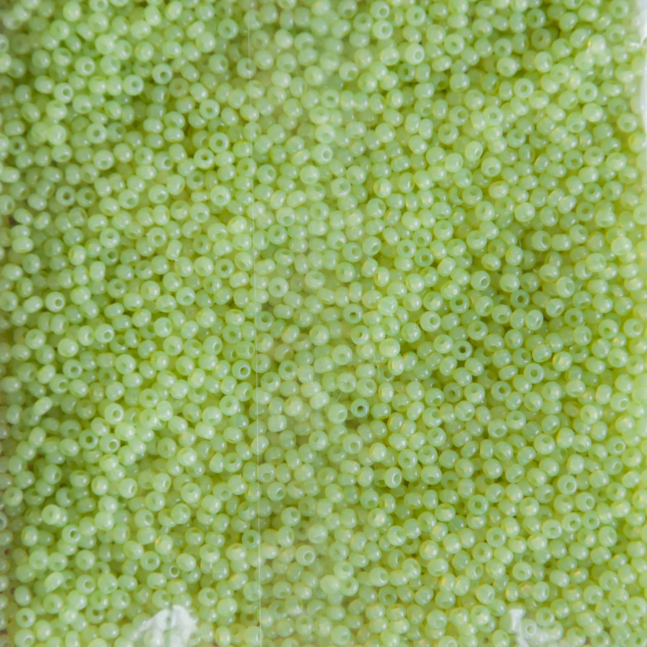 

Бисер чешский Preciosa 10/0 50г 02153 салатовый, тёплый, алебастровый