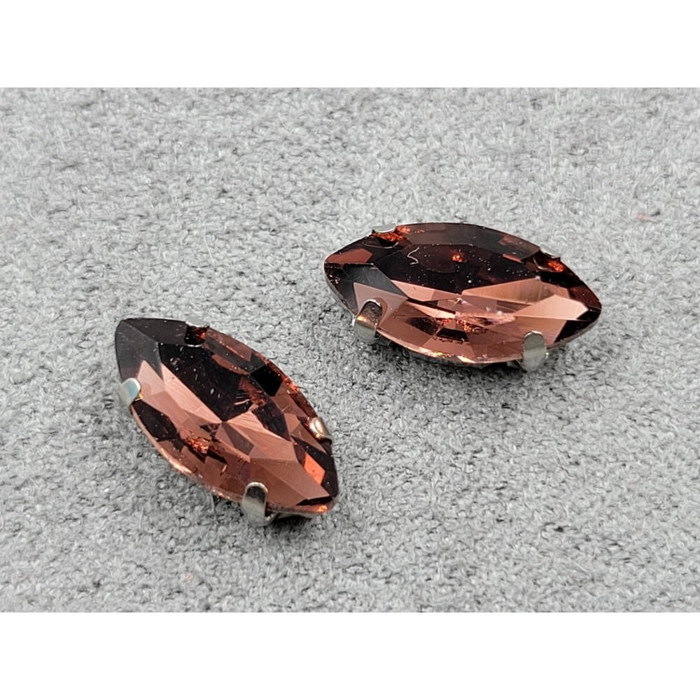 

Страз в цапах. Размер 6*12. (стекло). Цвет - баклажановый