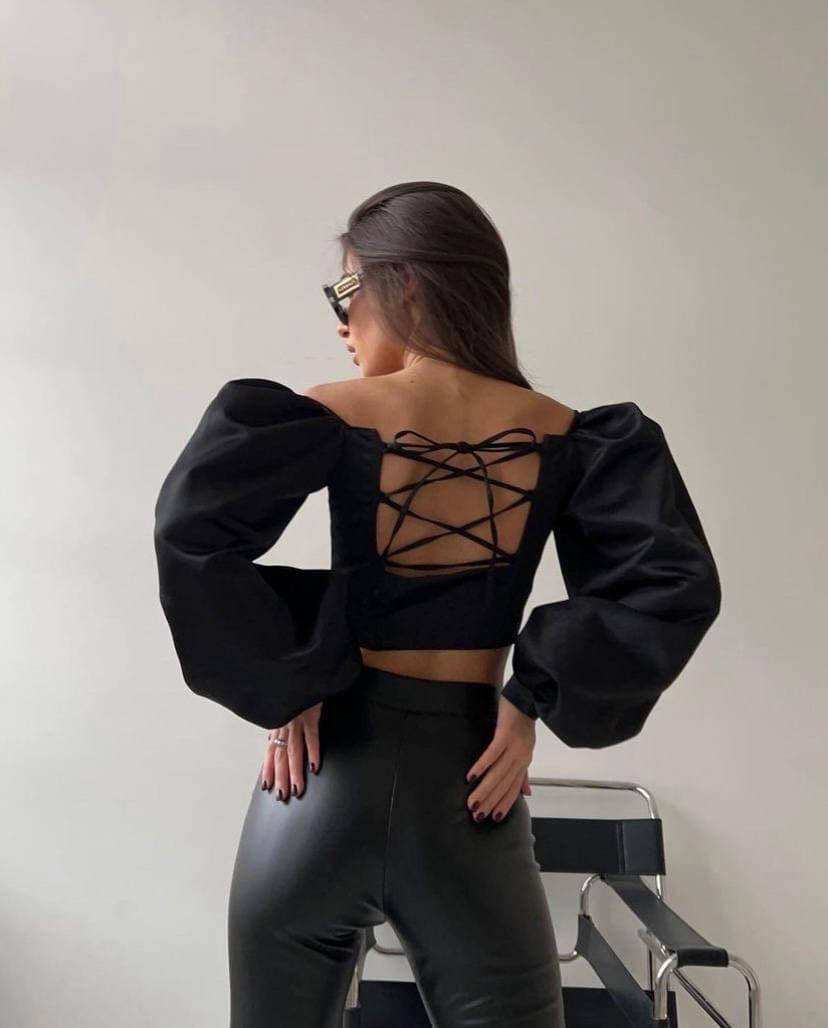 

Блуза черная с обьемными рукавами и шнуровкой на спине, Черный