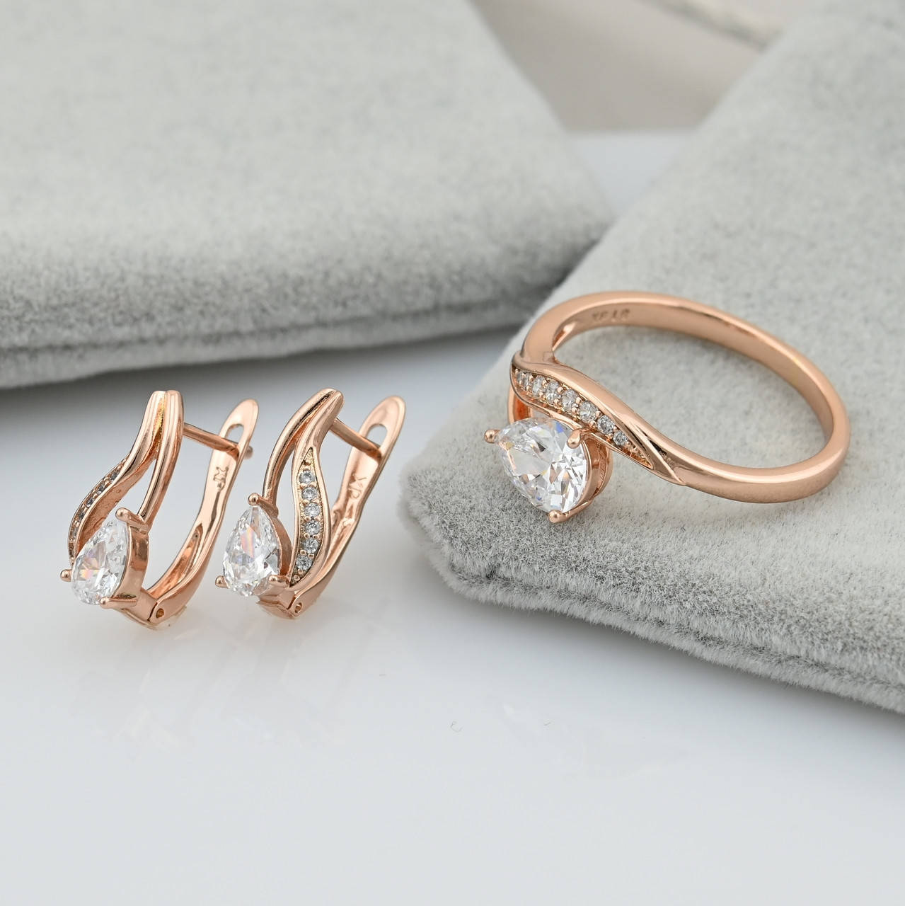 

Набор Xuping R72 кольцо + серьги 15х6 мм белые фианиты позолота РО размер 17