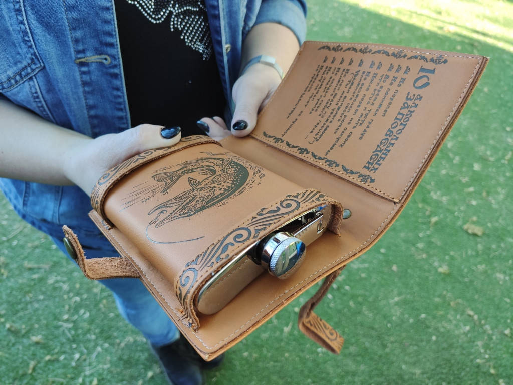 

Фляга Hip Flask 270 мл в кошельке рыба(10 алкогольных заповедей), Коричневый
