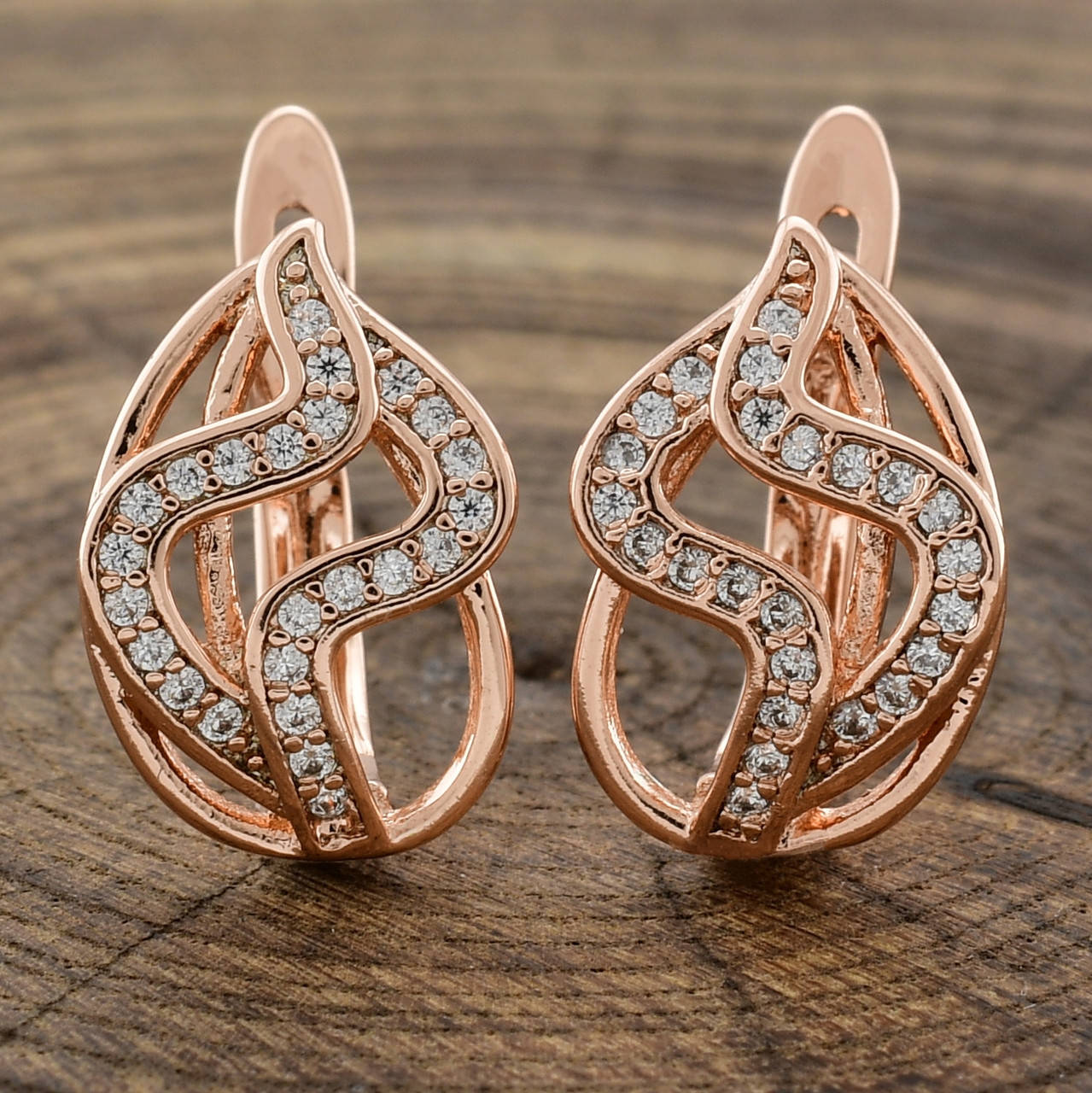 

Серьги Xuping 32110 размер 15х10 мм белые фианиты вес 2.4 г позолота РО