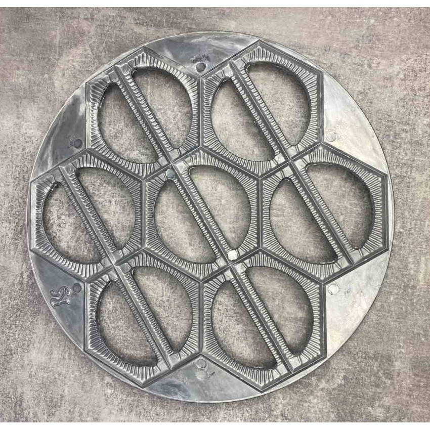 

Форма для вареников круглая (без упаковки) 23*23*1 см 14 отверстий RS-128