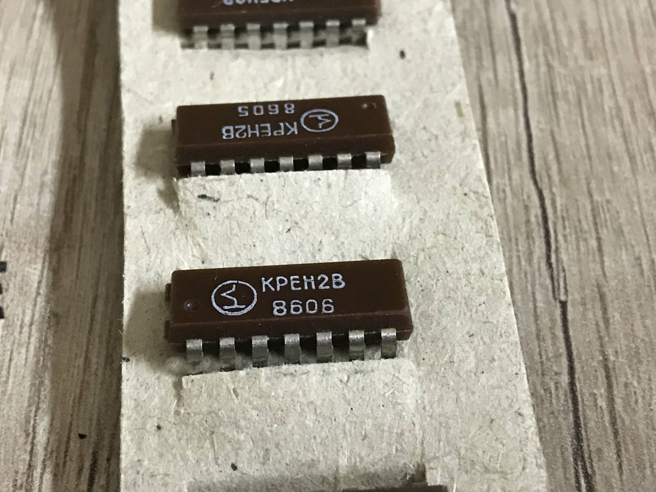 

Микросхема КР142 ЕН2Б