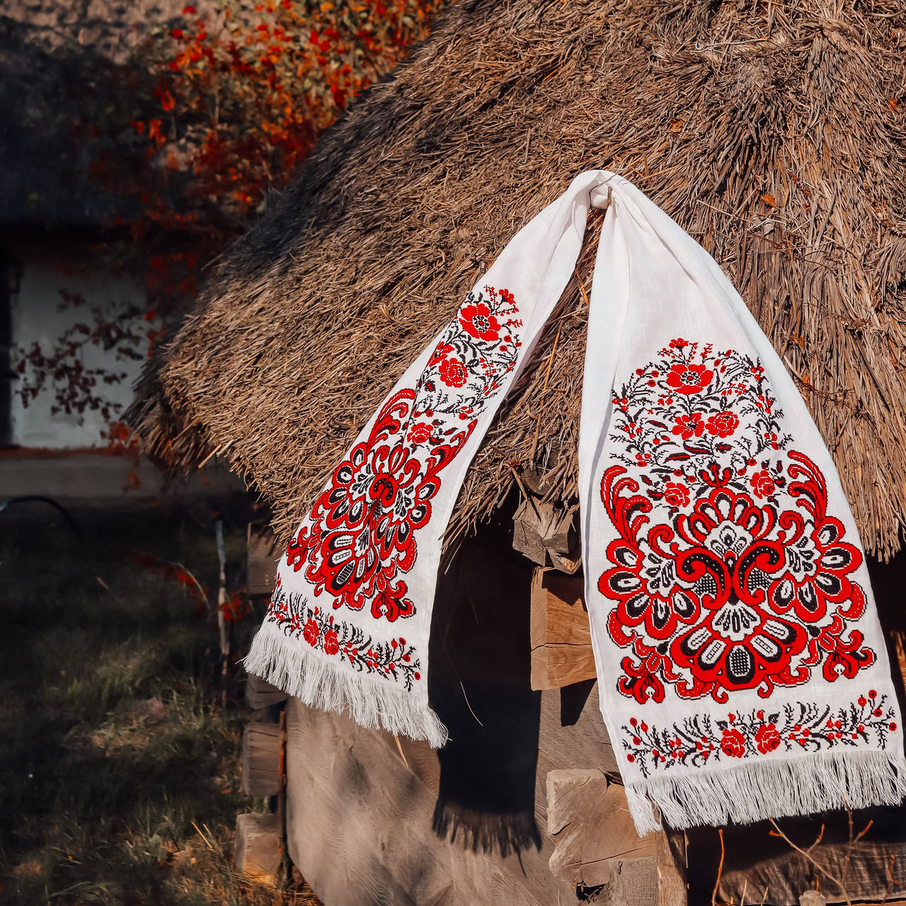 

Украинский вышитый рушник "Счастье по-украински" красно-черный
