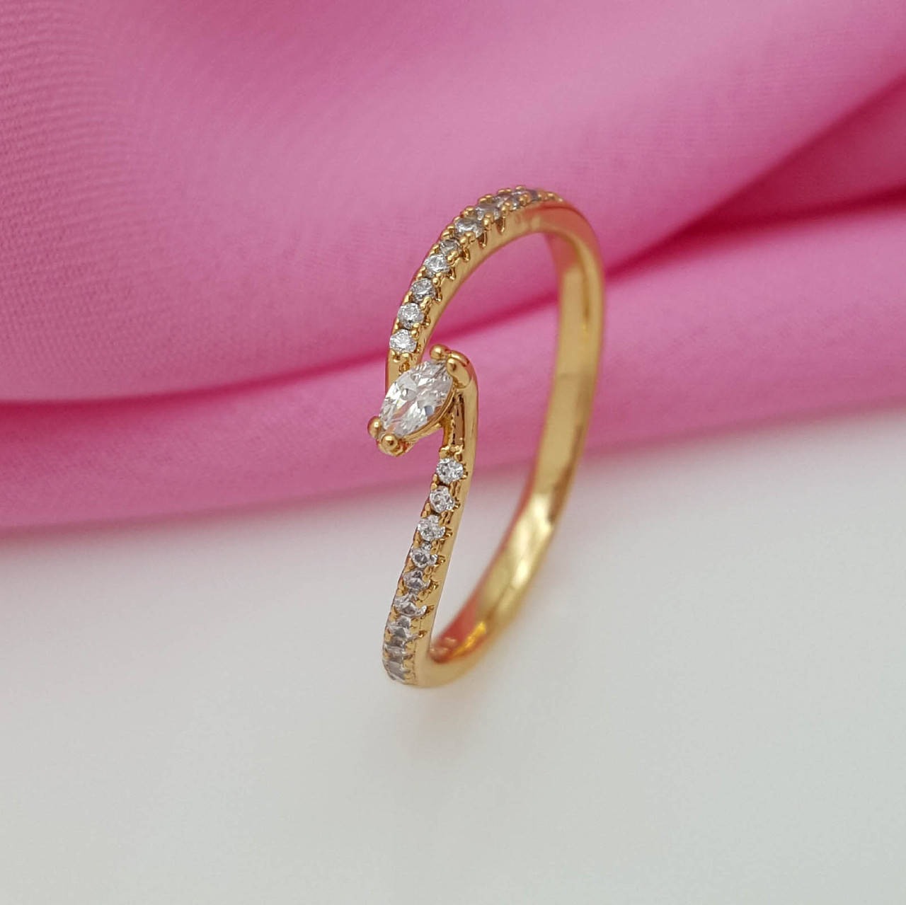 

Кольцо Зигзаг со вставкой циркония, р.19,5, р.20; медсталь Xuping, 18К