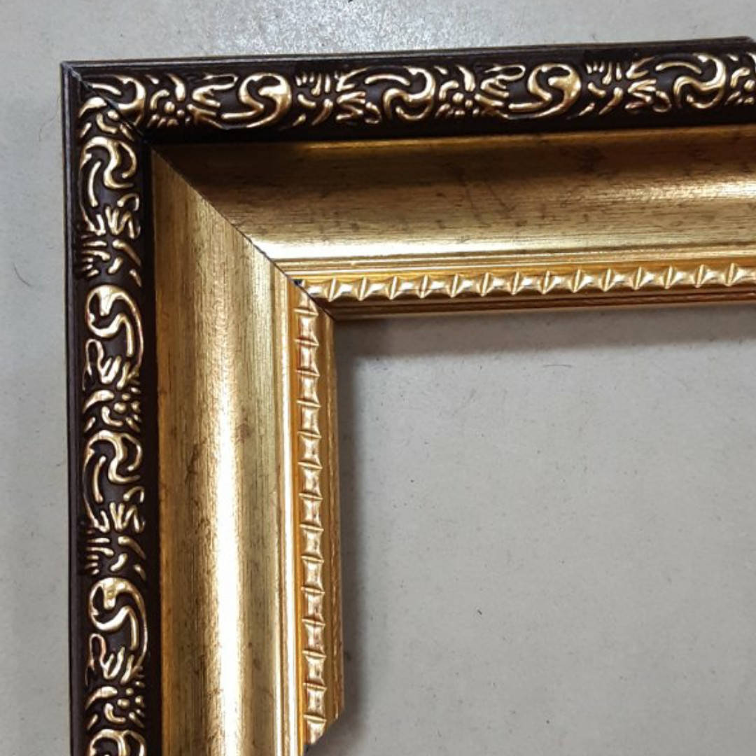 

Рамка для картин, фото, дзеркал.Пластик.(+ДВП внутр, вешачок). Коричневая с золотом. Шир 35 мм. Выс 25 мм