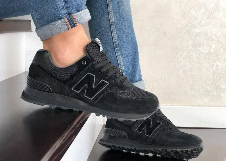 

Мужские черные кроссовки на черной подошве натуральный замш и текстиль New Balance 574 45, Черный