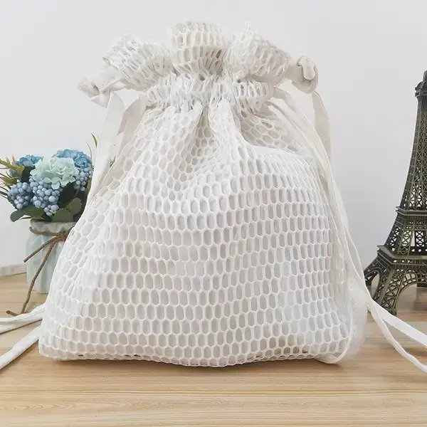 

Трендовая сумка-мешок черного цвета из сетки. Белый