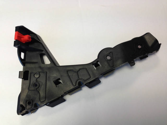 

Направляющая переднего бампера левая (соединяет передний бампер с левым крылом и подкрылком) GM 1406547 24460283 OPEL Astra-H