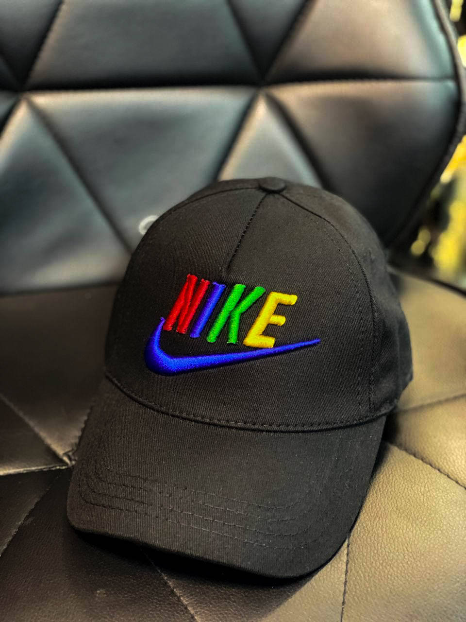 

Стильная мужская кепка-бейсболка черного цвета с гнутым козырьком и надписью NIKE, Черный