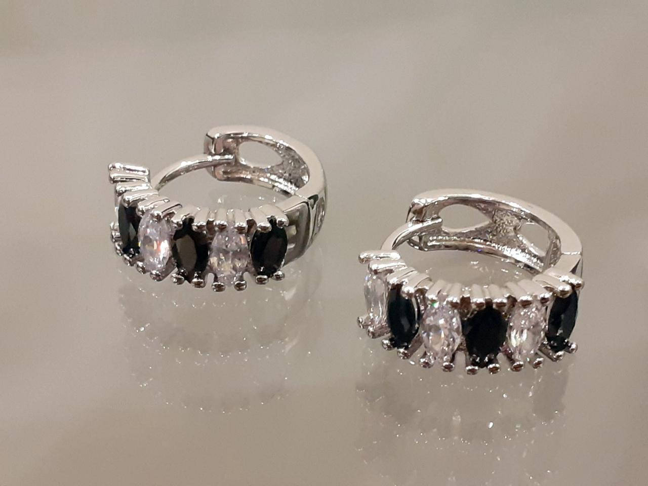 

Серьги с кристаллами, покрытые белым золотом код 1544