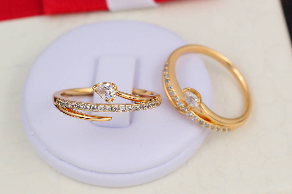 

Кольцо Xuping Jewelry змейка с камнем сердечко р 20 золотистое