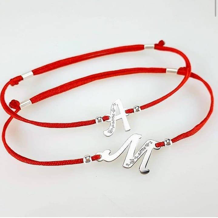 

Браслет на шелковой ниточке, фигурка в виде буквы с индивидуальной гравировкой Браслет красная нить