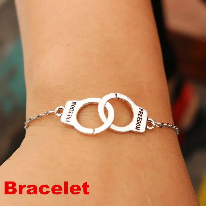 

Серебристый браслетик на руку в виде наручников