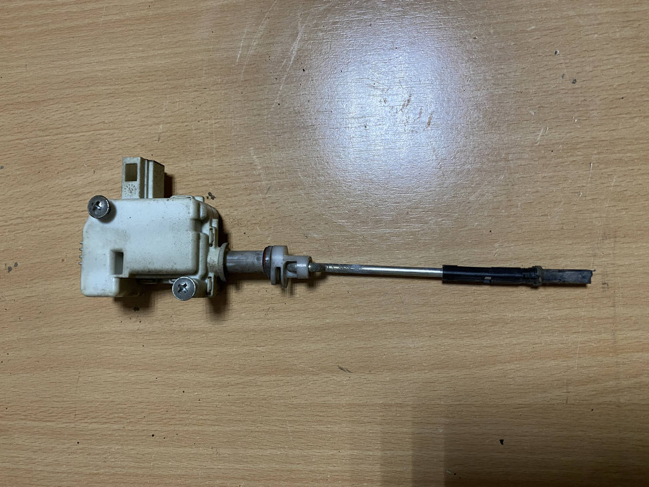

Замок открывания лючка топливного бака Volkswagen Passat B5 3B0959782 3B0810773A