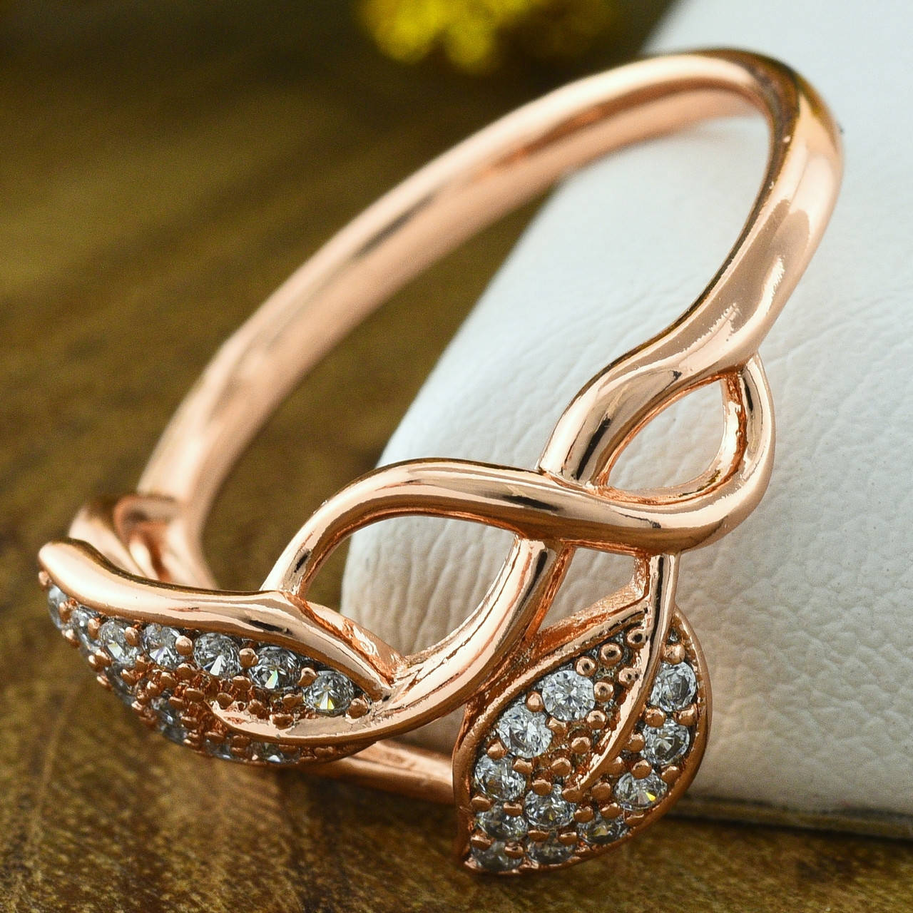 

Кольцо Xuping 30581 ширина 14 мм белые фианиты позолота РО размер 17