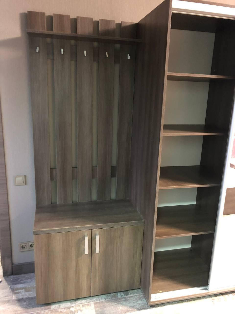 

Прихожая со шкафом и крючками для одежды
