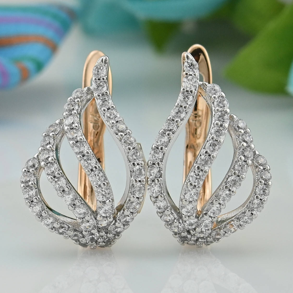 

Серьги с родированием 30934 размер 17х11 мм белые фианиты вес 2.4 г позолота 18К