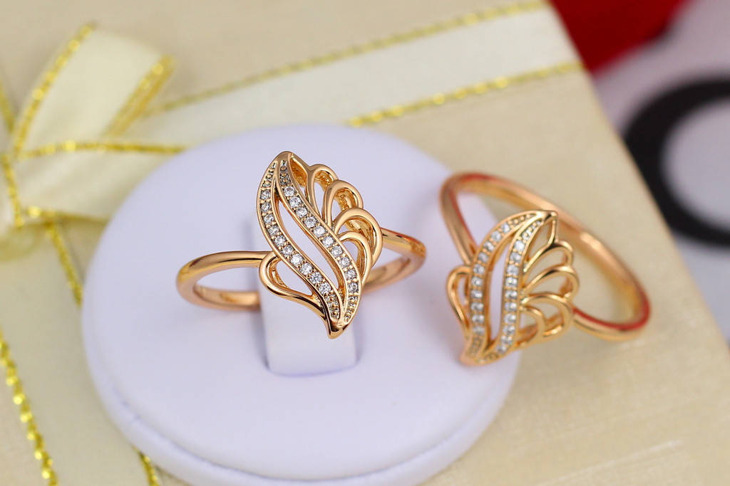 

Кольцо Xuping Jewelry резное удлиненное р 19 золотистое