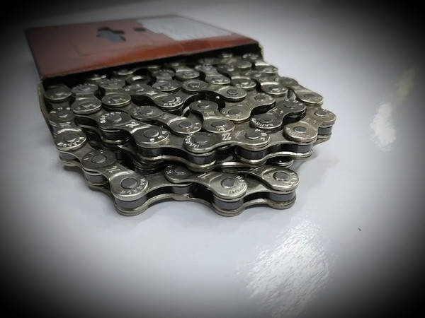 

Велосипедная цепь КМС Z51 (Z7), размер 1/2"х3/32" ,116 звеньев, хромированная с замком