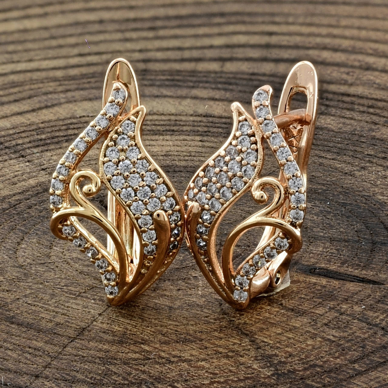 

Серьги Xuping 35271 размер 17х10 мм белые фианиты вес 2.2 г позолота 18К
