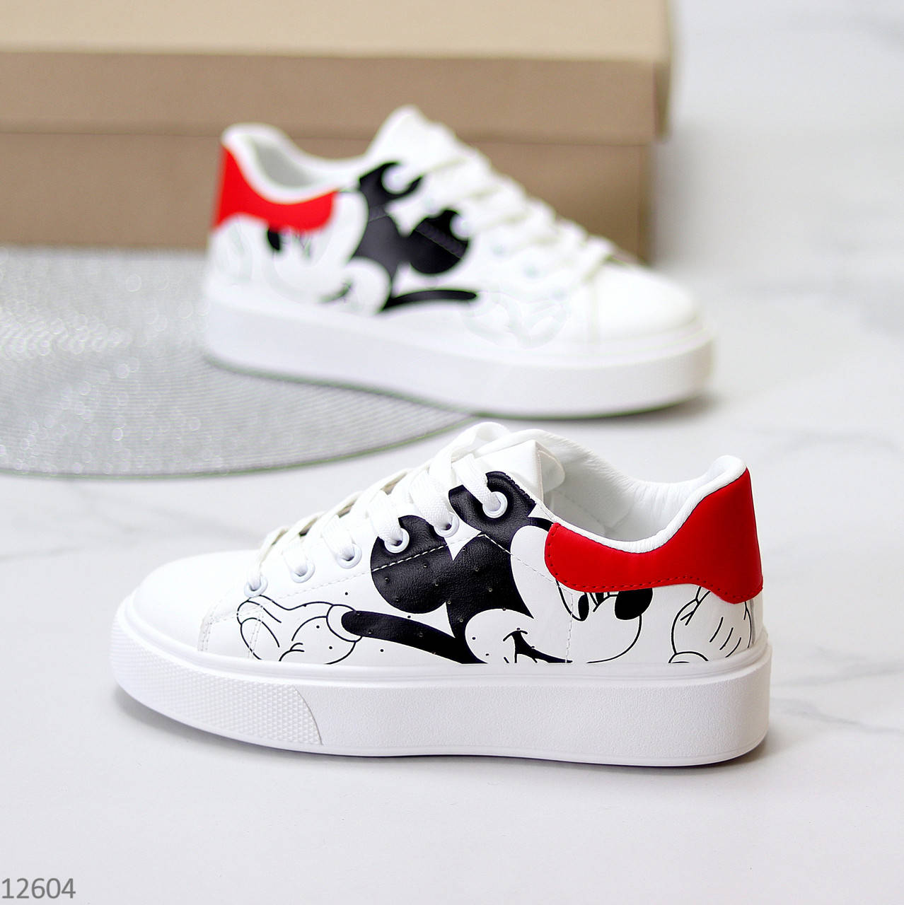 

Женские кроссовки криперы на платформе макквин белые с микимаусом и красной пяткой Mikky, Белый