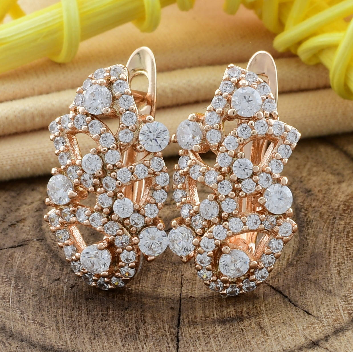 

Серьги 27523 размер 17х9 мм вес 2.9 г белые фианиты позолота 18К