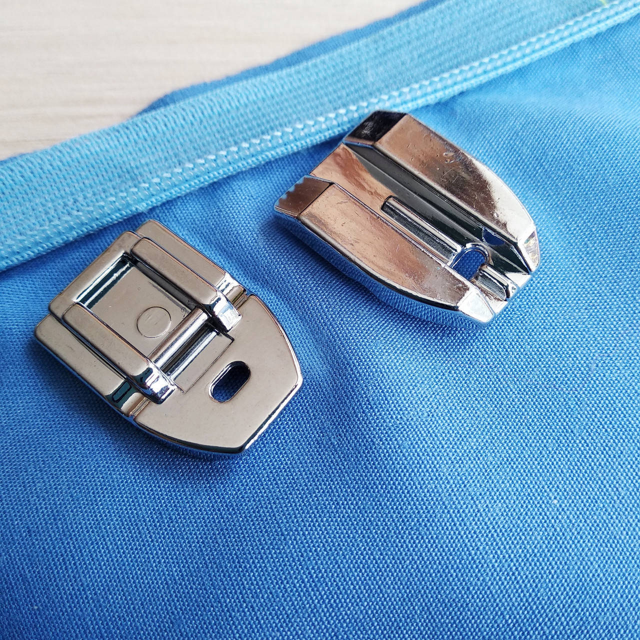 

Лапка побутова для потаємної блискавки металева