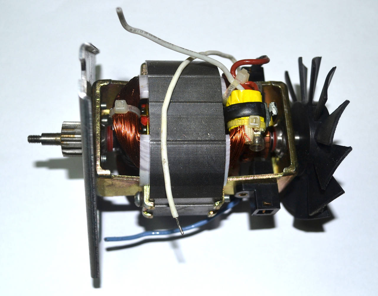

Двигатель (мотор) для кухонного комбайна Saturn HC70-3002 220-240V 50HZ