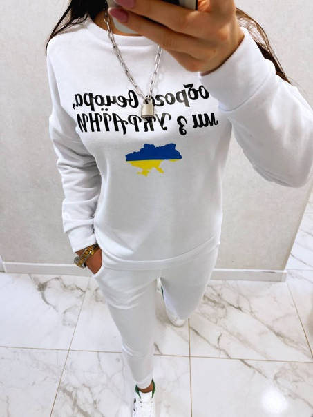 

Стильный женский патриотический костюм Доброго вечора