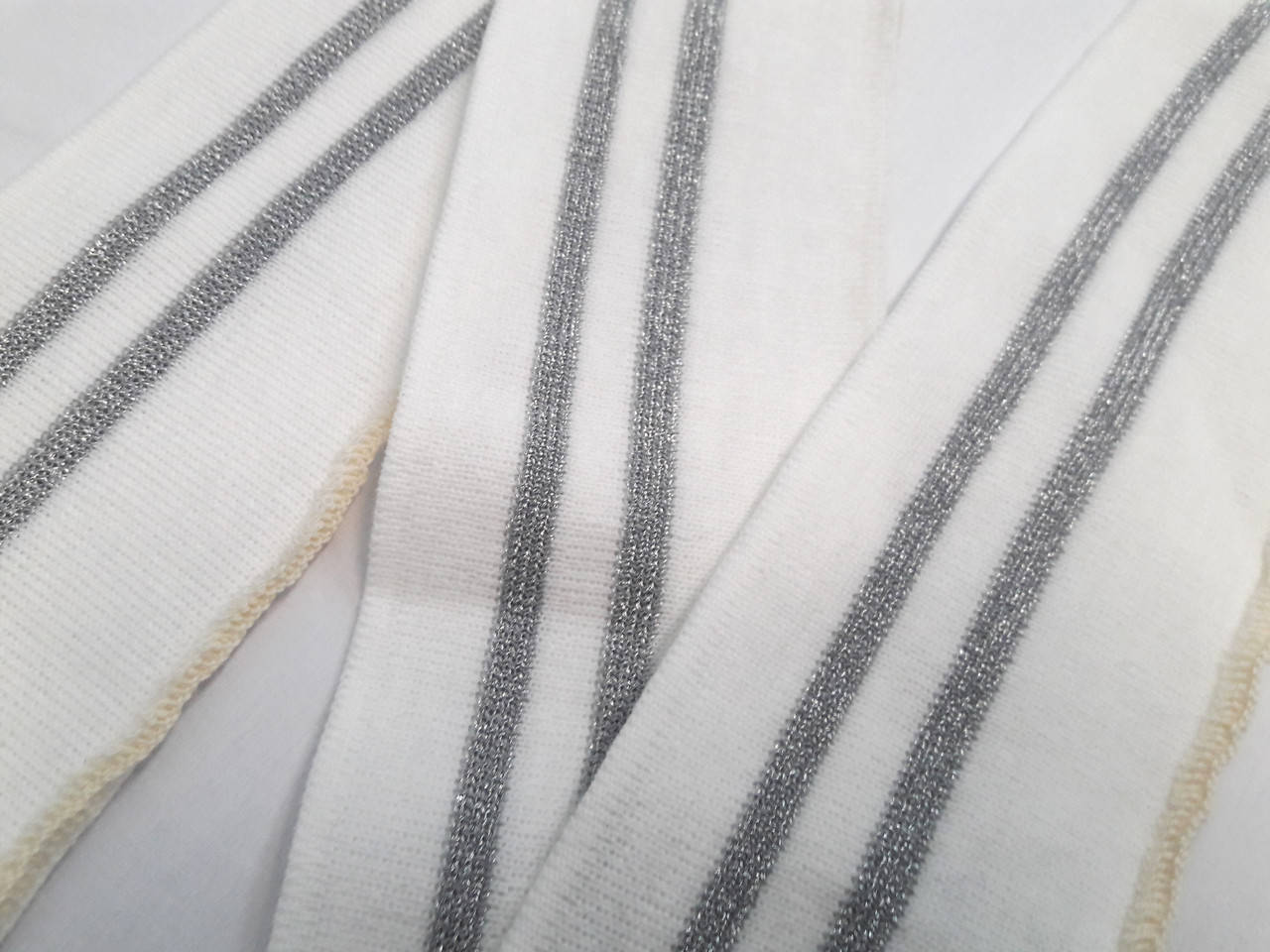 

Резинка манжетная одинарная 8 см (белый с 2 - мя люрексовыми полосами серебро) (арт. 20331)