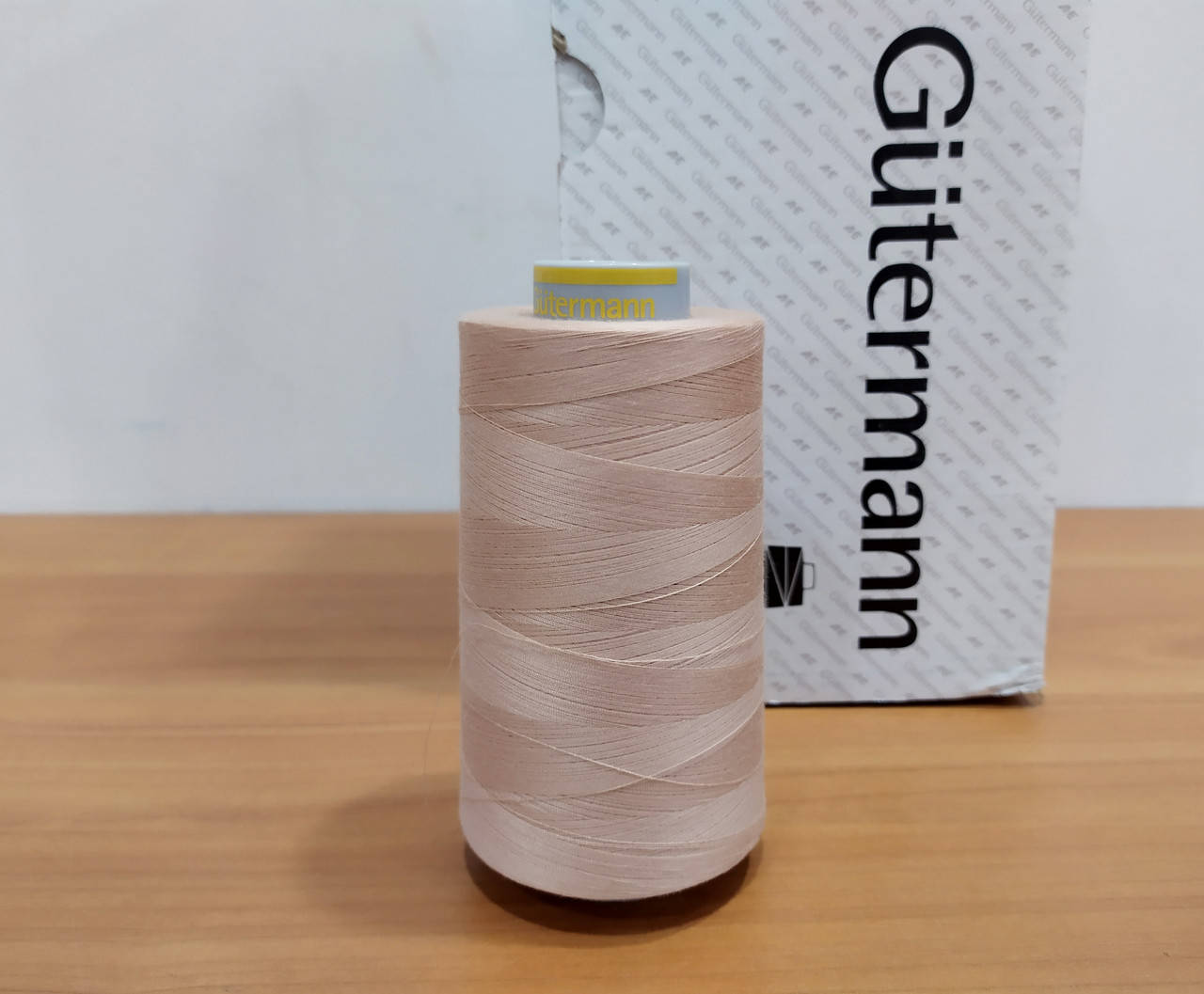 

Нитка Gutermann Perma core №120 5000м., Бежевый