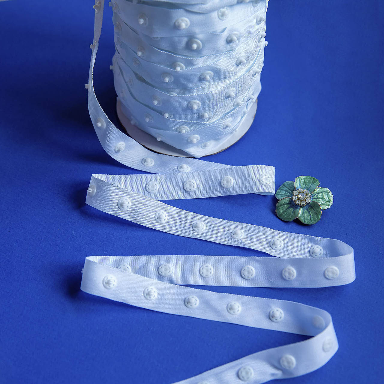 

Тесьма с кнопками, лента с кнопками / цвет белый / ширина 1,8 см / моток 45 м / заказ от 1 м