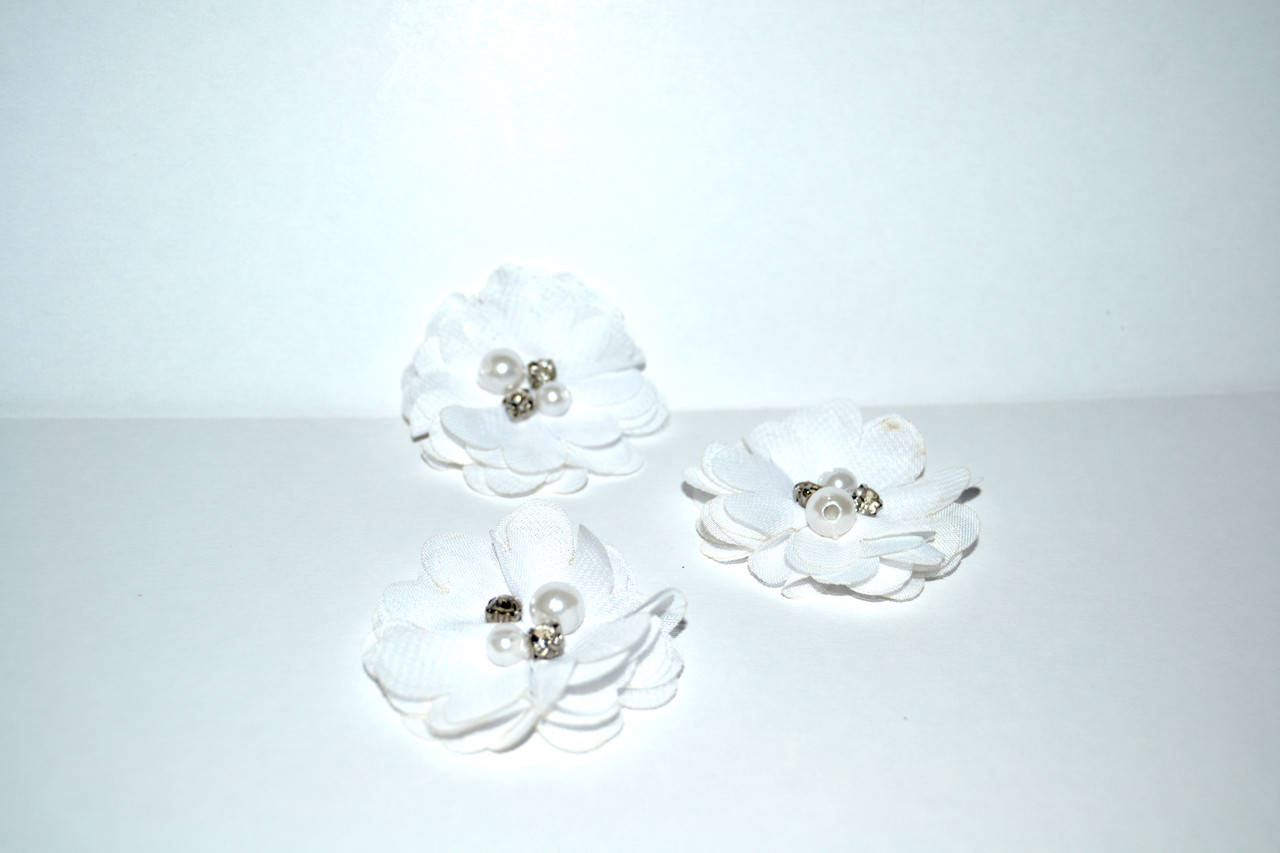 

Квіти з шифону декором з намистин та страз, 4см, колір білий
