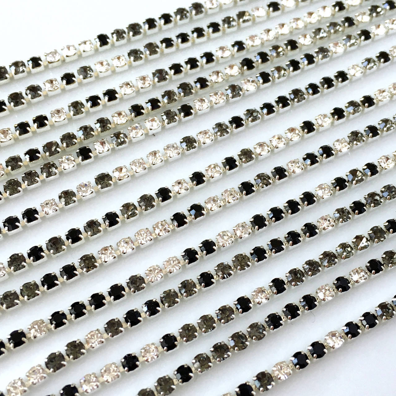 

Стразовая цепь ss6 (2 мм). База: серебро. Цвет: Мультиколор - Оттенки черного