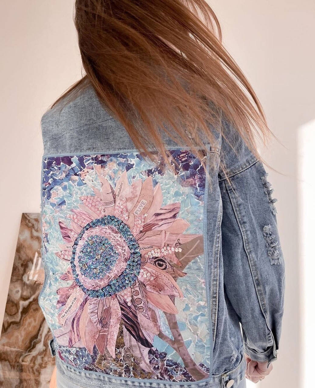 

Джинсовая куртка с цветком 8281