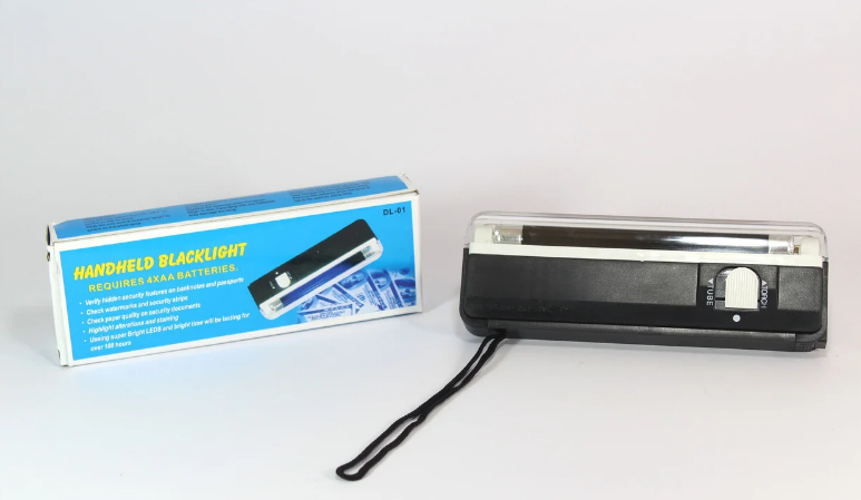 

Портативный детектор валют с ультрафиолетом