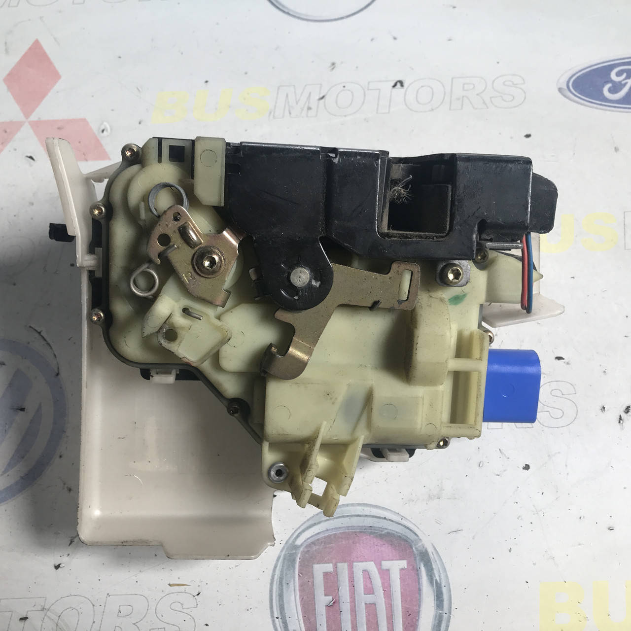 

Замок двери правый Volkswagen Transporter T5 2003-