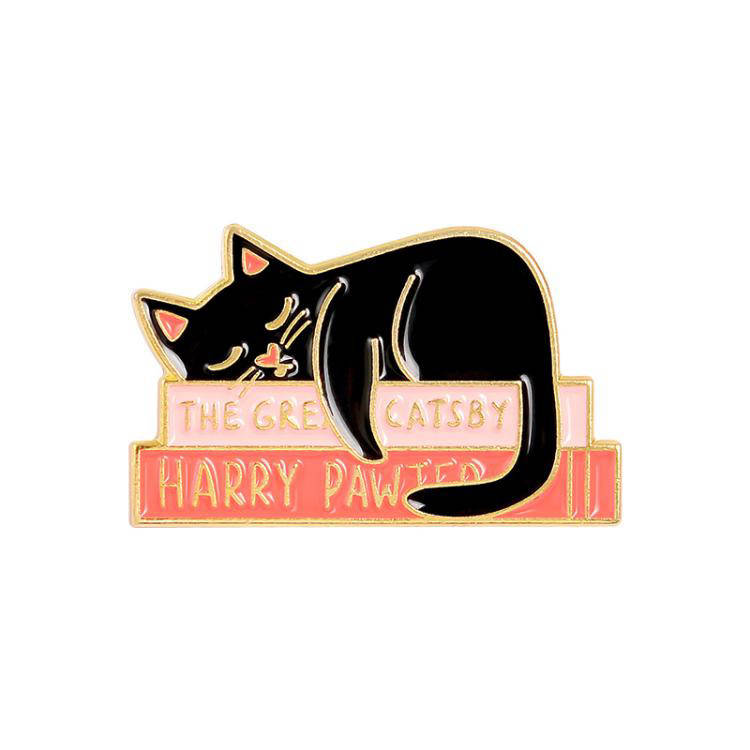

"Кот спит на книгах The Great Catsby Harry Pawter" значок (пин) металлический