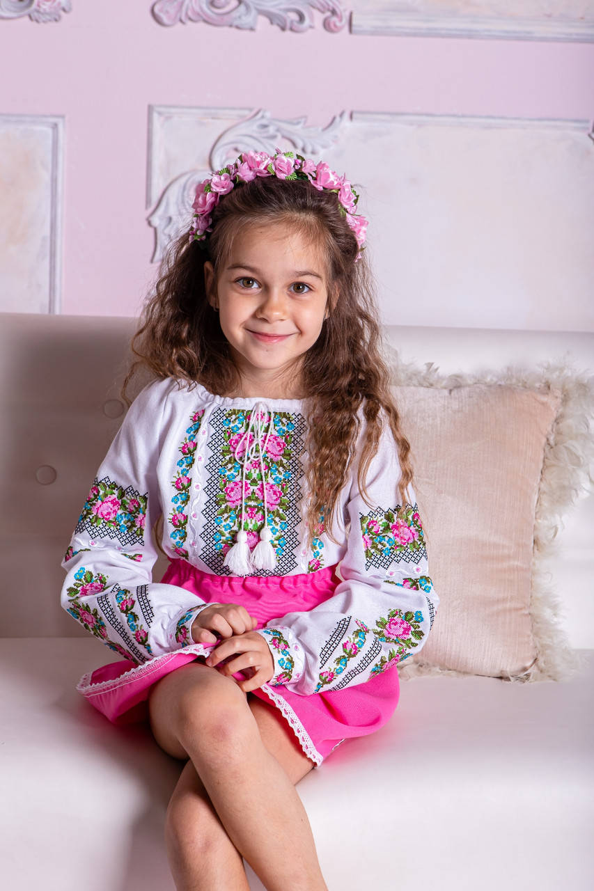 

Вишиванка для дівчинки Чарівниця рожева