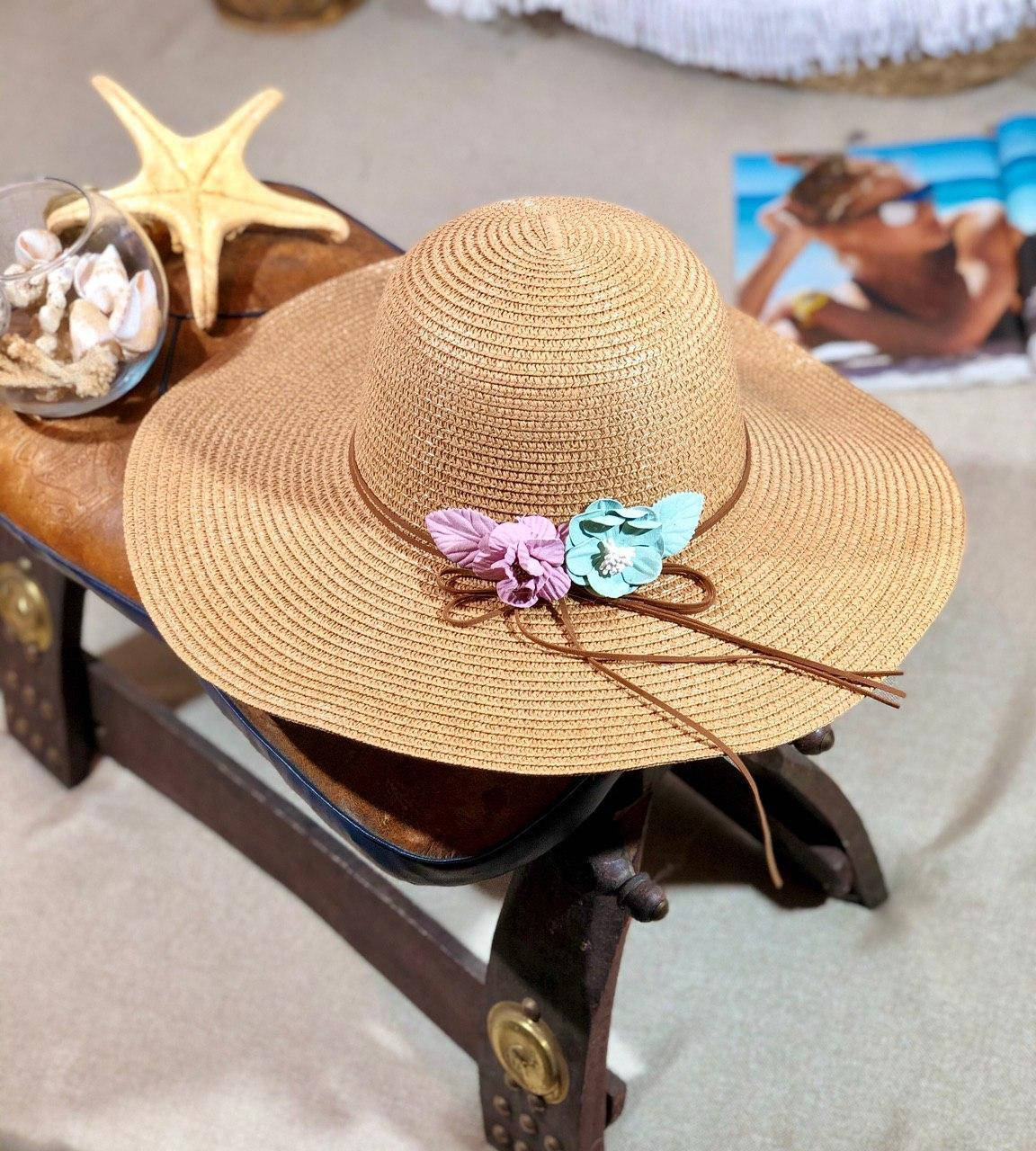 

Широкополая пляжная легкая женская шляпа с аппликацией из цветов песочный