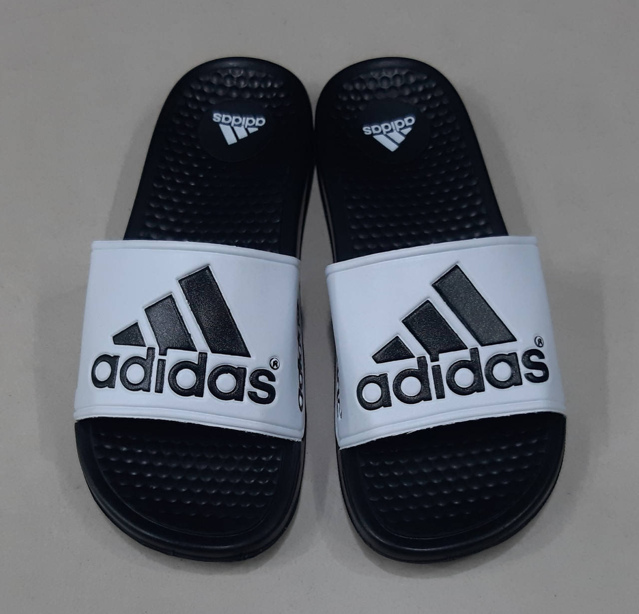 

Мужские шлепанцы Adidas черные с белым 38, Черный