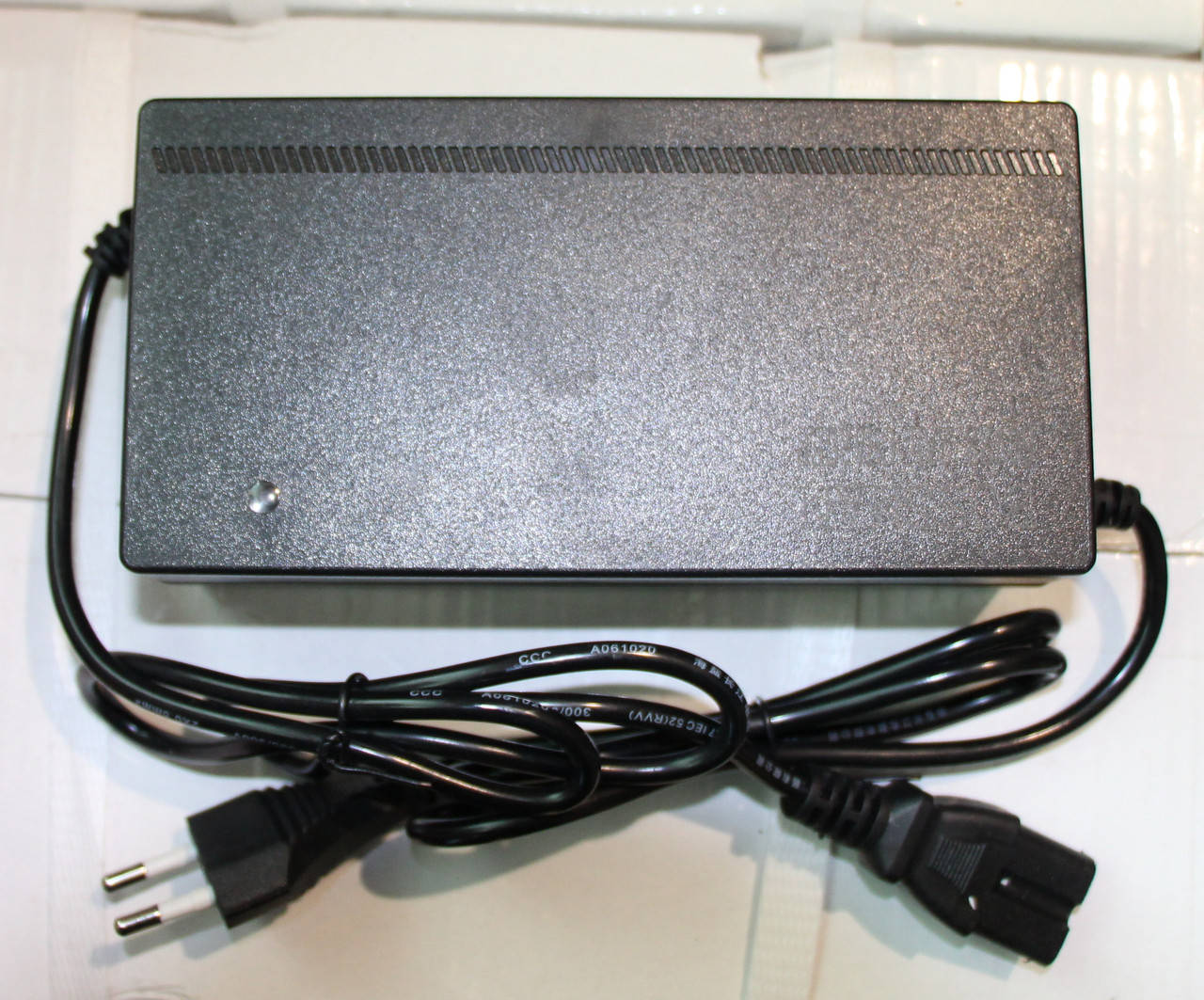 

Зарядное устройство BOSSMAN 60V 2.75 А.